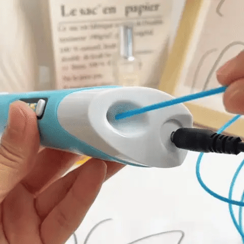 Enfant créant un objet en 3D avec le stylo